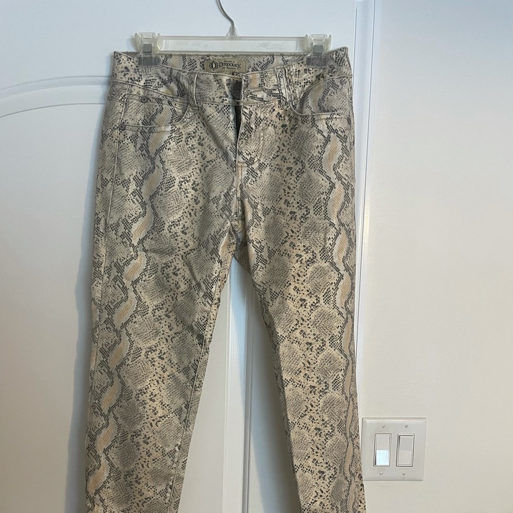 Snake skin styled 5 pocket jeans.